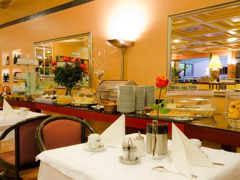 Elegancka restauracja z nakrytymi stołami, krzesłami i bufetem w ciepłym świetle