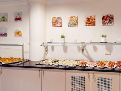 Buffet met een selectie van hartige en zoete snacks in een hotellucht.