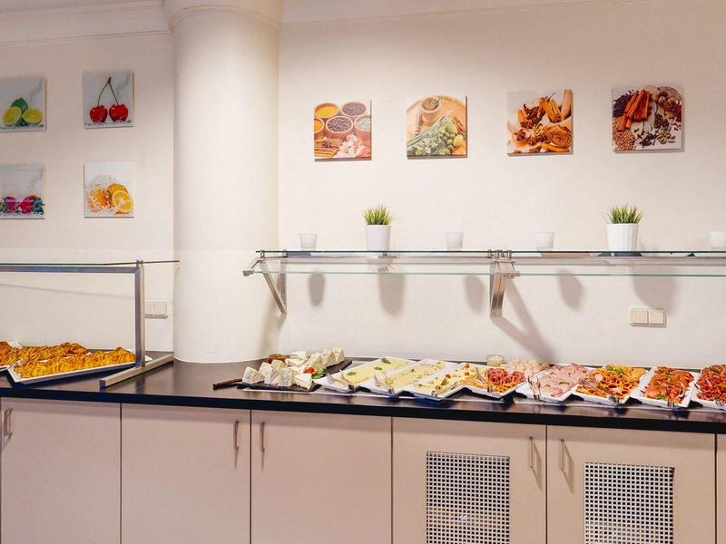 Buffet met een selectie van hartige en zoete snacks in een hotellucht.