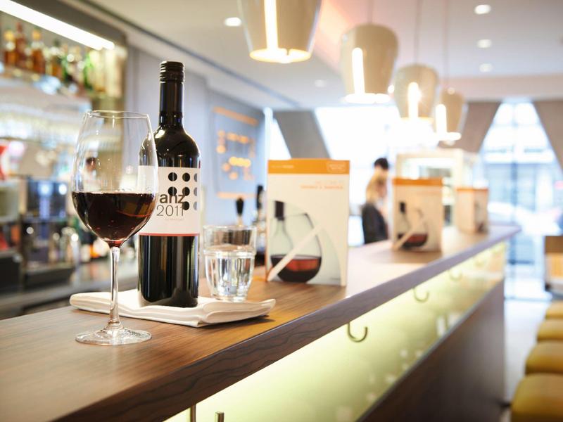 Bouteille de vin et verre sur un comptoir élégant dans un bar d'hôtel