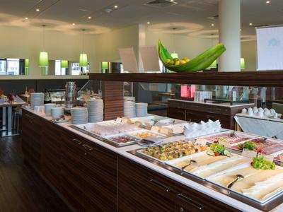 Buffet con una variedad de platos fríos y calientes en un restaurante.