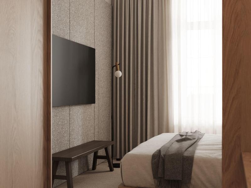 Hell beleuchtetes Schlafzimmer mit großem Fenster, grauen Vorhängen und modernem TV an der Wand.