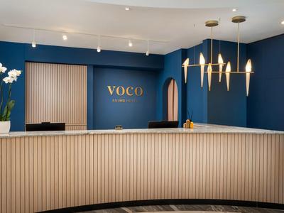 Réception d'hôtel moderne avec fond bleu et accents en bois clair