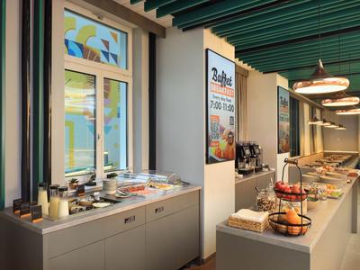 Buffetbereich mit vielfältigen Frühstücksoptionen und modernem Design in einem Hotel.