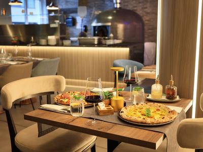 Espace restaurant moderne avec table dressée et divers plats dans une ambiance élégante.
