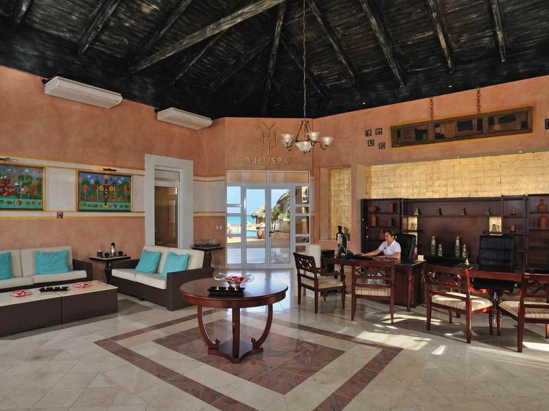 Großer, offener Raum mit hohen, dunklen Holzbalkendecken, Lounge- und Bartresenbereich.