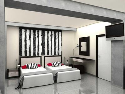 Chambre d'hôtel moderne avec deux lits simples, table, télévision murale et grande fenêtre avec rideaux.