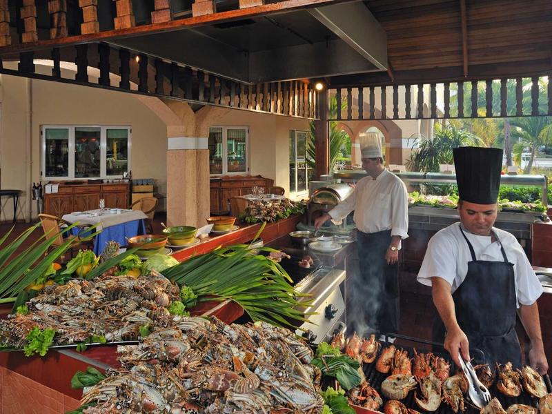 Kuchaři připravují čerstvé mořské plody ve kryté venkovní části.