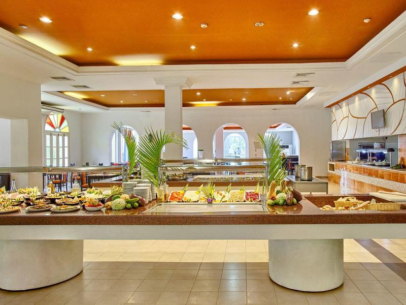 Buffet in un ristorante d'hotel luminoso con un'ampia varietà di piatti.