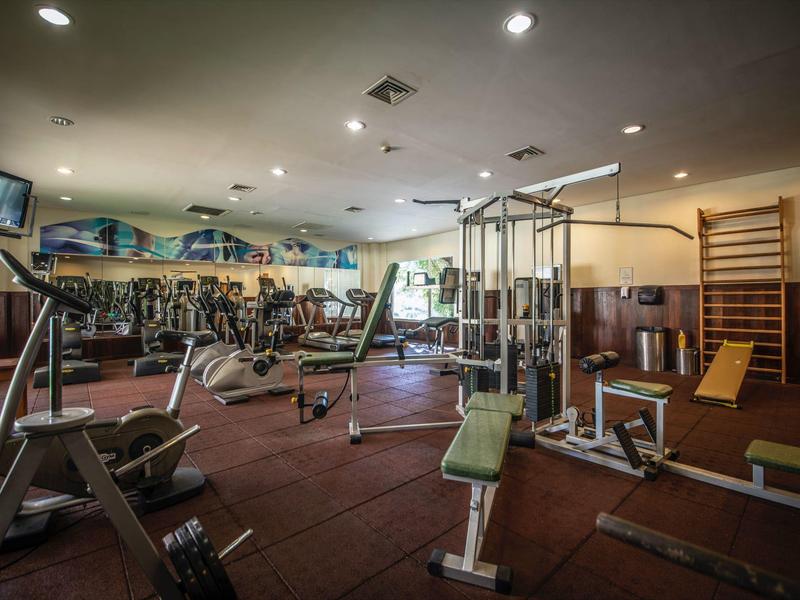 Ampia palestra ben attrezzata con varie macchine per allenamento e specchi alle pareti.