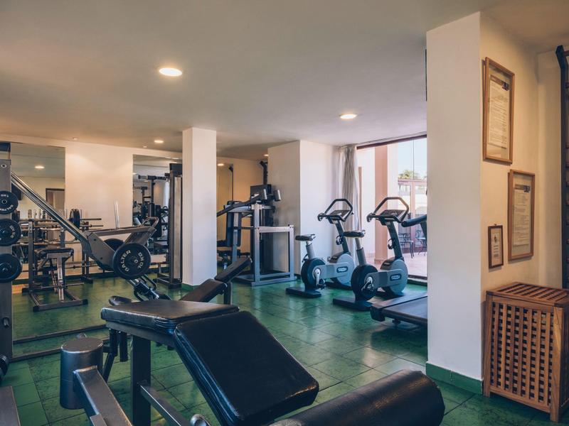 Moderne fitnessapparatuur in een lichte fitnessruimte met spiegelwand