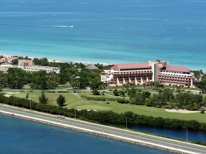 Complesso alberghiero sulla costa con vista sull'oceano e aree verdi