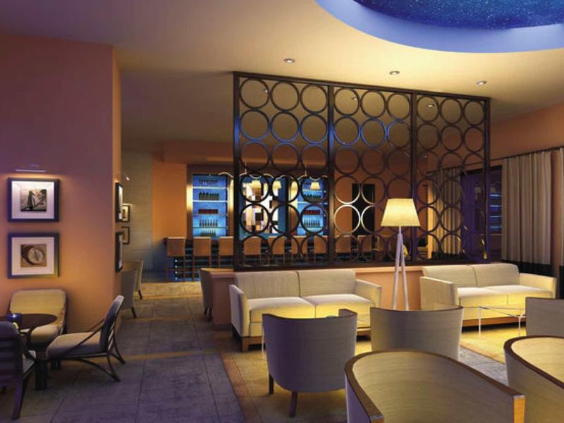 Moderna lounge d'hotel con mobili eleganti e illuminazione calda in un design raffinato.