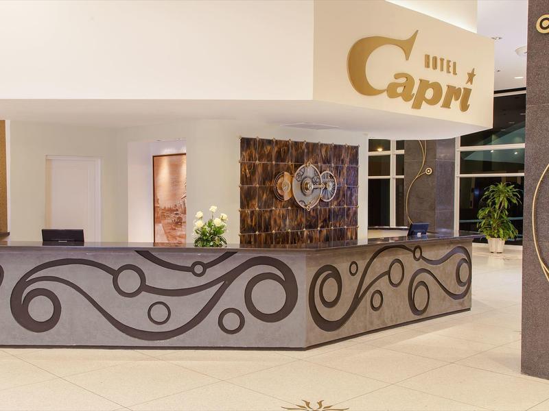 Réception d'hôtel avec comptoir décoratif et design moderne à l'hôtel Capri.
