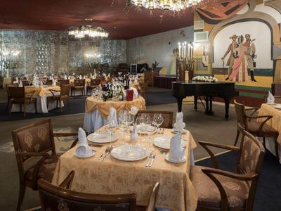 Ristorante elegante con tavoli apparecchiati e arredamento raffinato in un'atmosfera piacevole.
