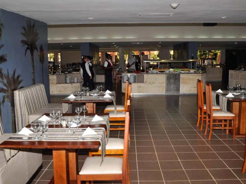 Ristorante moderno con tavoli in legno, sedie confortevoli e illuminazione elegante.