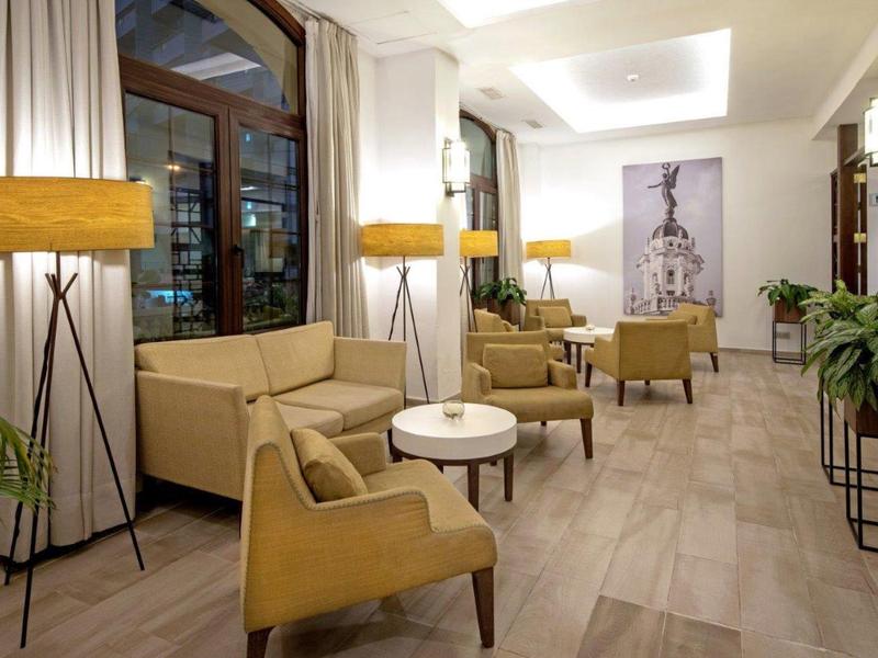 Modern ingerichte hotel wachtkamer met sofa's, stoelen en warme verlichting.