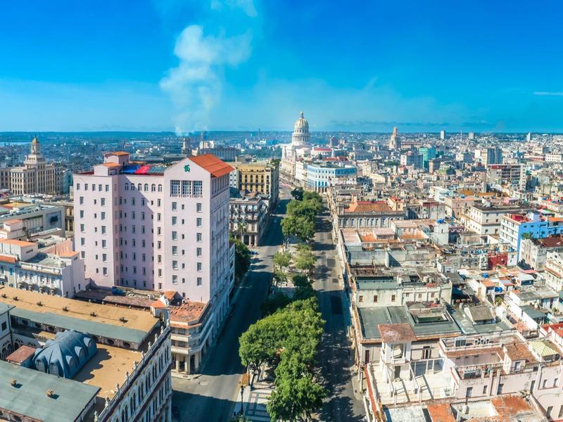 Vue grand angle d'une ville avec une architecture historique sous un ciel clair
