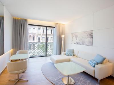 Soggiorno moderno con mobili bianchi e vista sul balcone