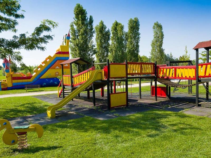 Kleurrijke speeltuin met glijbanen en klimtoestellen in zonlicht