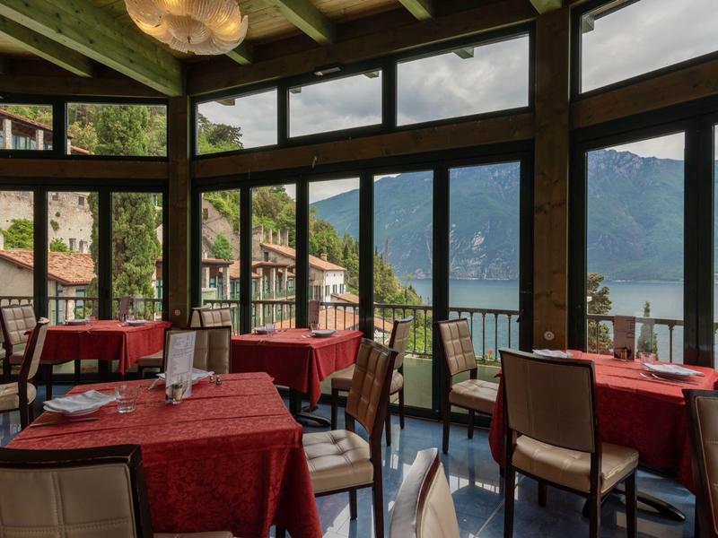 Jasna jadalnia z dużymi oknami z widokiem na jezioro i góry.