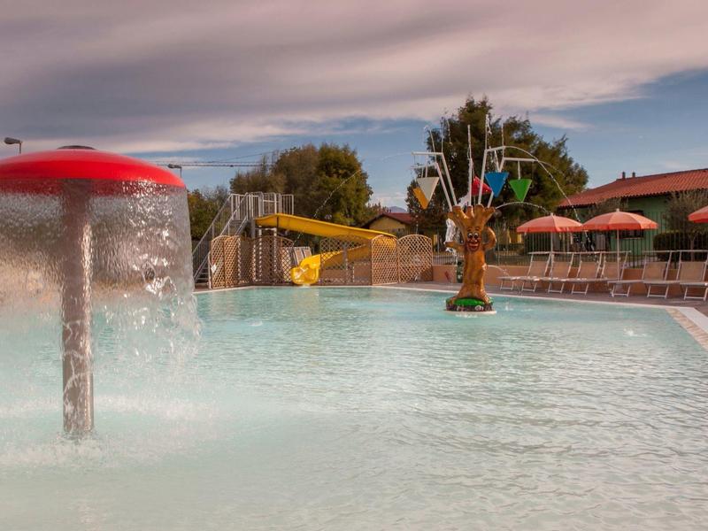 Dětský bazén s vodními atrakcemi a skluzavkami v venkovní části hotelu