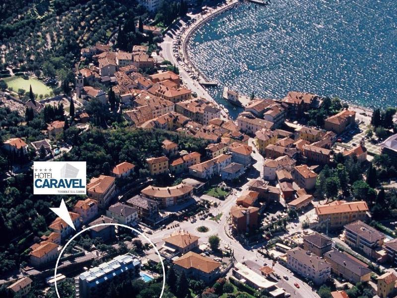 Vista aerea di una località costiera con spiaggia e hotel, incluso l'hotel Caravel segnalato