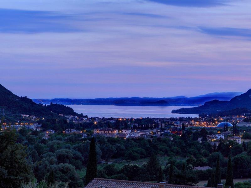Landschaft mit Berg, Tal, See und Blauorange-Himmel in der Dämmerung.