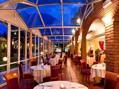 Ristorante elegante con area esterna coperta e illuminazione serale