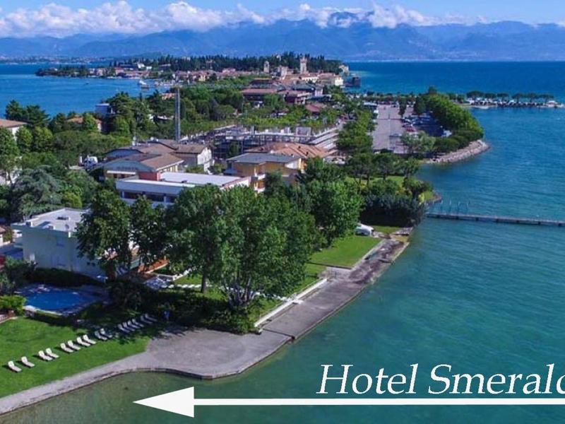 Hôtel Smeraldo au bord du lac avec vue sur montagnes et lac bleu