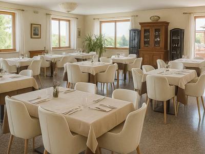 Licht ingerichte eetzaal met meerdere gedekte tafels en grote ramen.