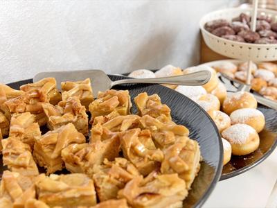 Detailní pohled na různé sušenky a sladkosti na stole v restauraci.
