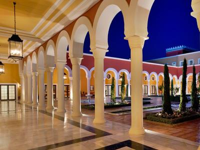 Historischer Innenhof mit Arkaden und Säulen bei Nacht beleuchtet