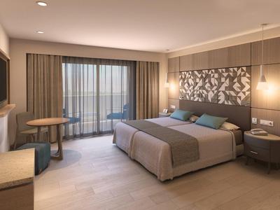 Modernes Hotelzimmer mit Doppelbett, Balkon und warmen Holzakzenten.