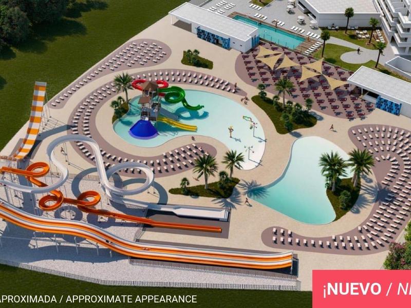 Freizeitpark mit Wasserrutschen, Pools, Sonnenschirmen und Liegebereichen in tropischer Umgebung.