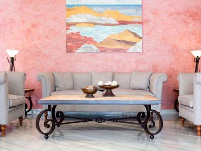 Elegantes Wohnzimmer mit grauem Sofa, Kunst an der Wand und Tisch mit Dekoration.