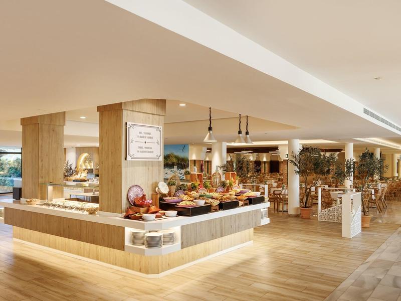 Lichte, moderne buffetruimte met houten vloer en gezellige sfeer in een hotel.