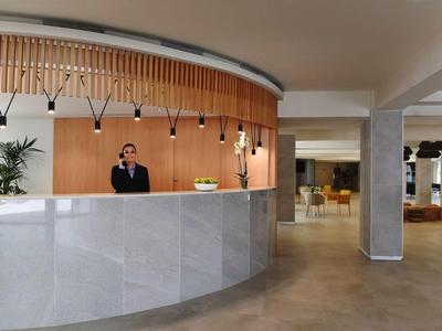 Hall d'hôtel moderne avec réception et design intérieur élégant