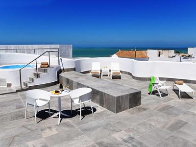 Terrazza moderna sul tetto con piscina, sedute e vista mare
