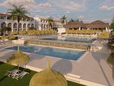 Grande piscina all'aperto con lettini e palme in un resort alberghiero sotto un cielo azzurro.