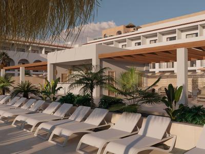 Terrazza dell'hotel con lettini, piante e atmosfera accogliente al tramonto.