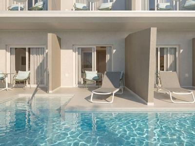 Moderner Hotelpool mit Liegestühlen und privaten Terrassen in Beige und Weiß.