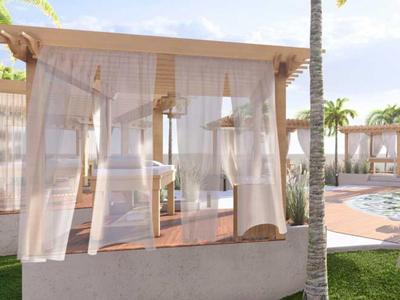 Otevřený bar u bazénu s průhlednými závěsy a obslužnou plochou v tropickém prostředí.