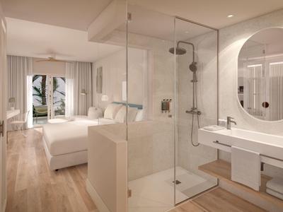 Moderní hotelový pokoj s pohodlnou postelí, skleněnou sprchou a výhledem na moře z okna.