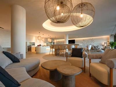 Moderne Hotellounge mit gemütlichen Sitzgelegenheiten und großen runden Lampen an der Decke.