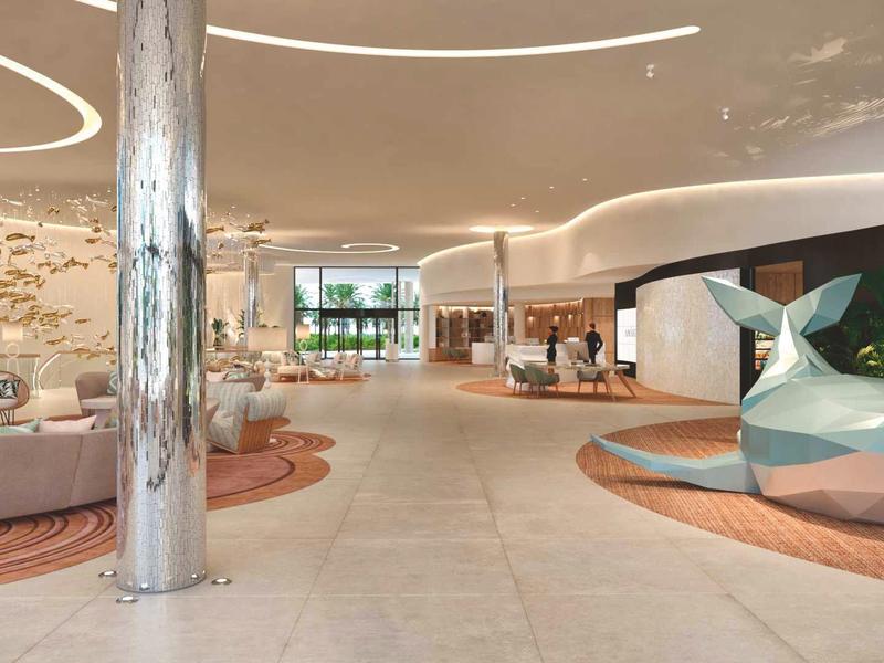 Moderní hotelová lobby s elegantním nábytkem a uměleckými dekoracemi.