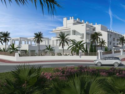 Modernes weißes Hotel mit Palmen und einem Parkplatz im sonnigen Umfeld.