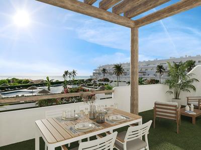 Terrazza soleggiata con tavolo, sedie e vista sulla piscina e città