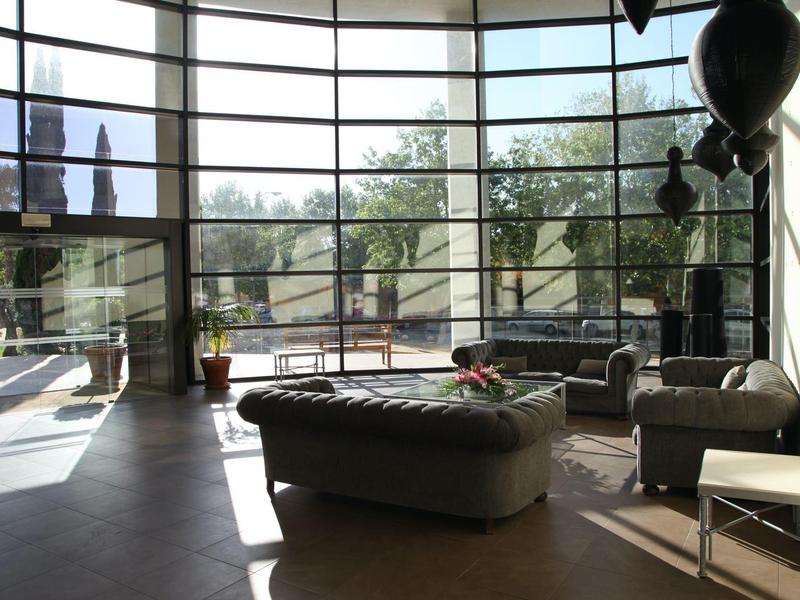 Světla, moderní čekárna s velkými okny a pohodlným posezením v hotelu.