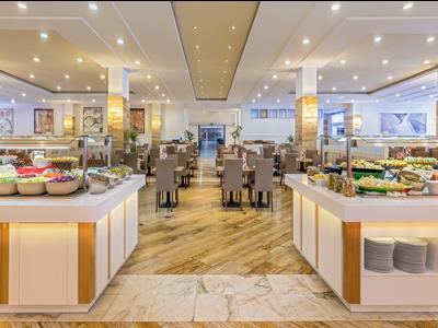 Buffet moderno in ristorante di hotel con piatti vari e aree salotto eleganti.